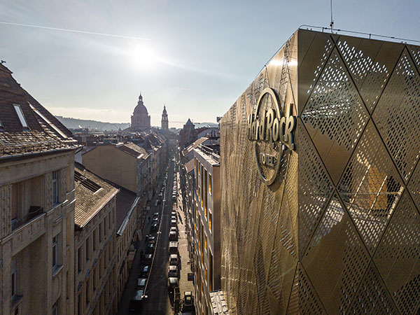 artikkelikuva: Pronssilevyt kruunaavat Budapestin uuden hotellin
