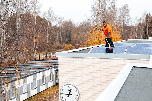 Aurinkopaneelit Puistopolun peruskoulun katolla
