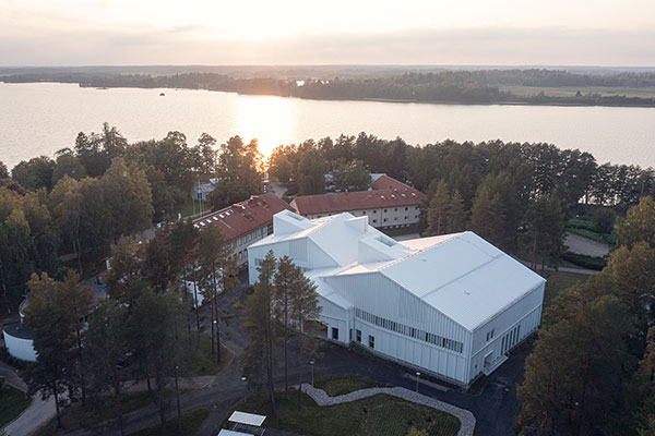 artikkelikuva: STEP-koulutuksen Järvenpään kampusalueen uusi rakennus on ekologinen ja toiminnoiltaan joustava nykyaikainen oppilaitosrakennus