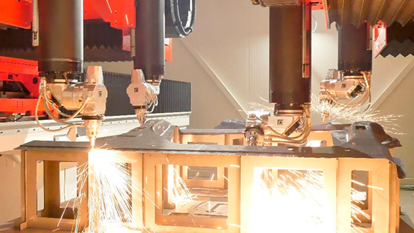 artikkelikuva: Prima Powerin Giga Laser Next mullistaa autoteollisuuden 3D-laserleikkauksen