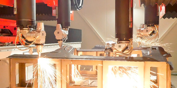artikkelikuva: Prima Powerin Giga Laser Next mullistaa autoteollisuuden 3D-laserleikkauksen