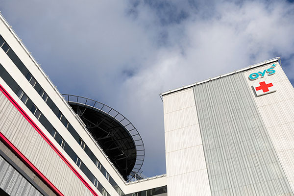 artikkelikuva: OYSin F-rakennukselle räätälöitiin hiljainen ja etäohjattava varavoimakonttikokonaisuus